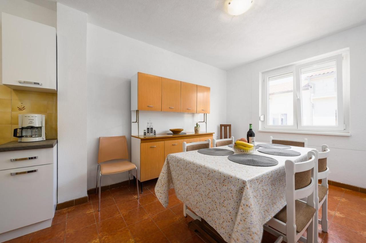 House With Apartments Mila Umag Bagian luar foto